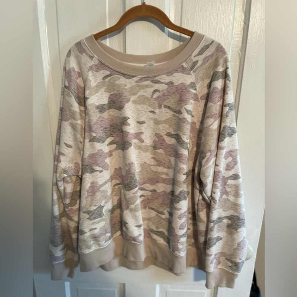 Old Navy muted‎ pink camo crewneck. Like new. Size XL.